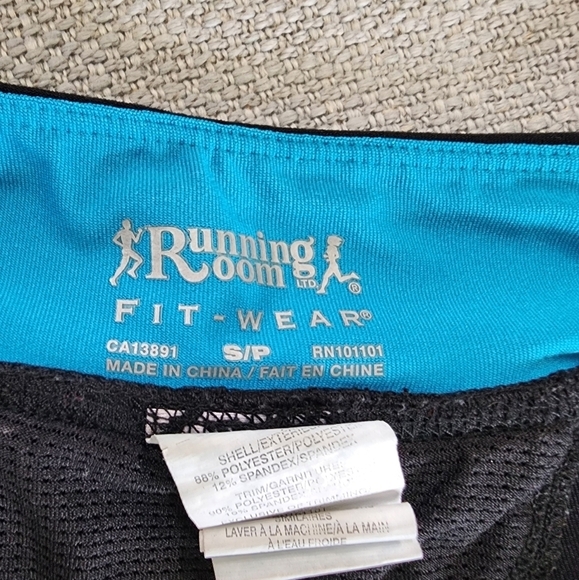 Running Room Fit Wear Black Running Shorts Size Small with Key Pocket - Picture 4 of 6